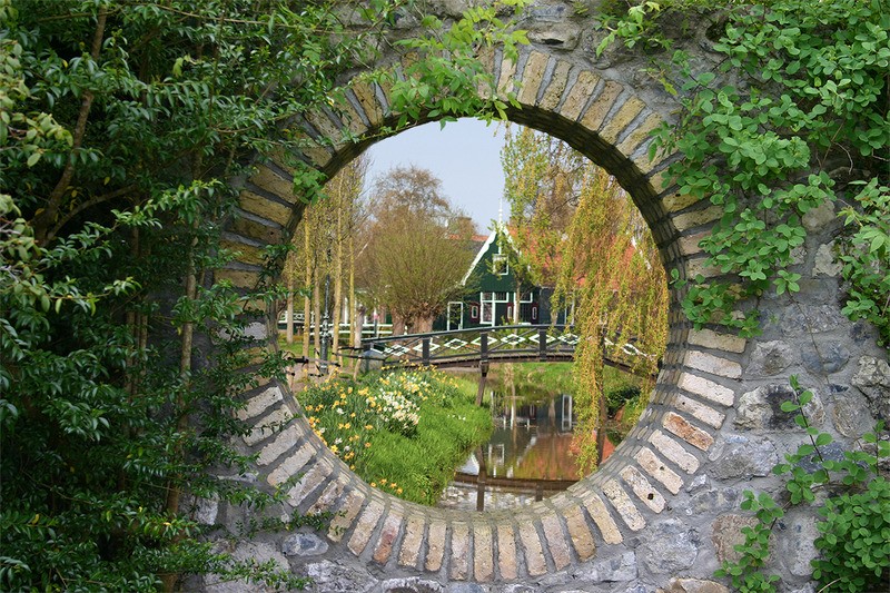 Tuinposter 'Doorkijk naar dorpje'