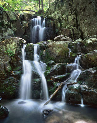 Tuinposter van Waterval met stenen