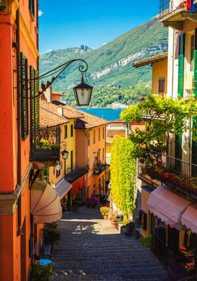 Tuinposter Kleurijk straatje in Italie