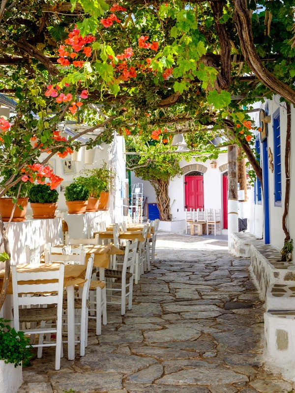 Tuinposter 'Prachtige mediterrane kleurrijke straat '