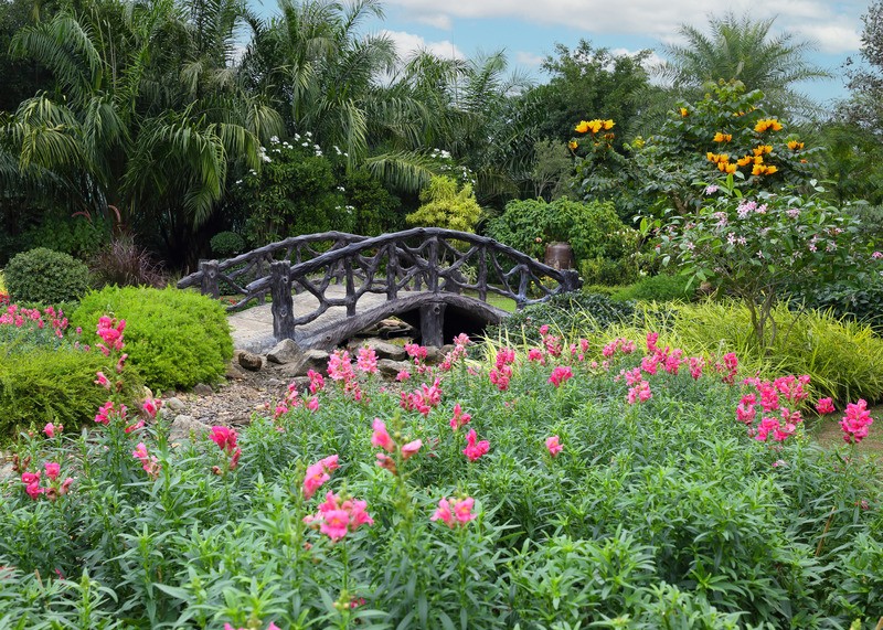 Tuinposter 'Bloementuin met brug'