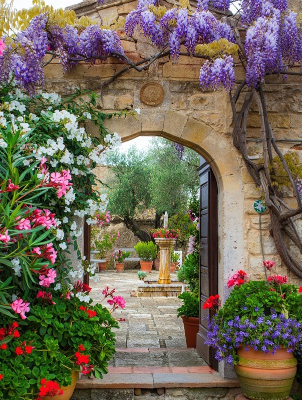 Tuinposter 'Bloemenpoort naar binnenplaats'