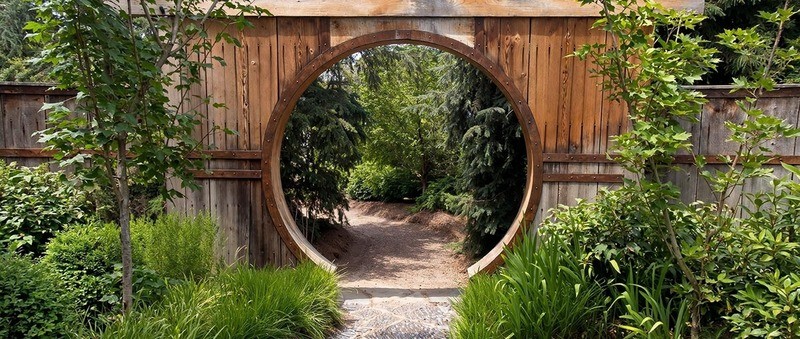 Tuinposter 'Houten tuinpoort met bospad'